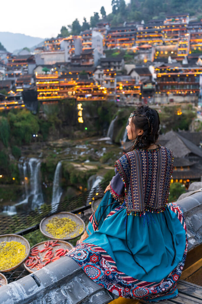 Mujer en la ciudad lijiang, china